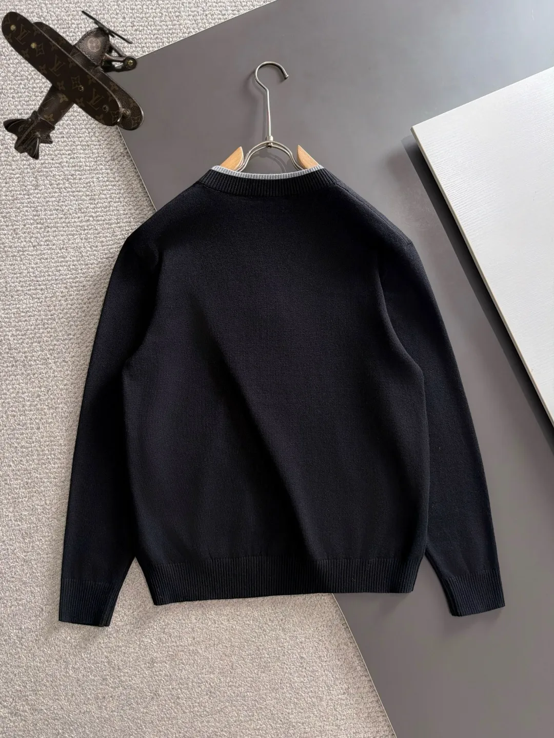 Next day shipping P195 Hermès 2026 Autumn and Winter latest sweater from the official website, now on sale at the counter simultaneously Hot Sale! Specially made of wool blended fabric. It feels comfortable and can be directly in contact with the skin. The logo badge is exquisitely embroidered, which is extremely eye-catching! The details highlight the fashionable charm of big brands. Exquisite workmanship. Three-dimensional cutting style. The wearing effect is invincible and handsome! All three standards are complete! Sizes:M-3XL